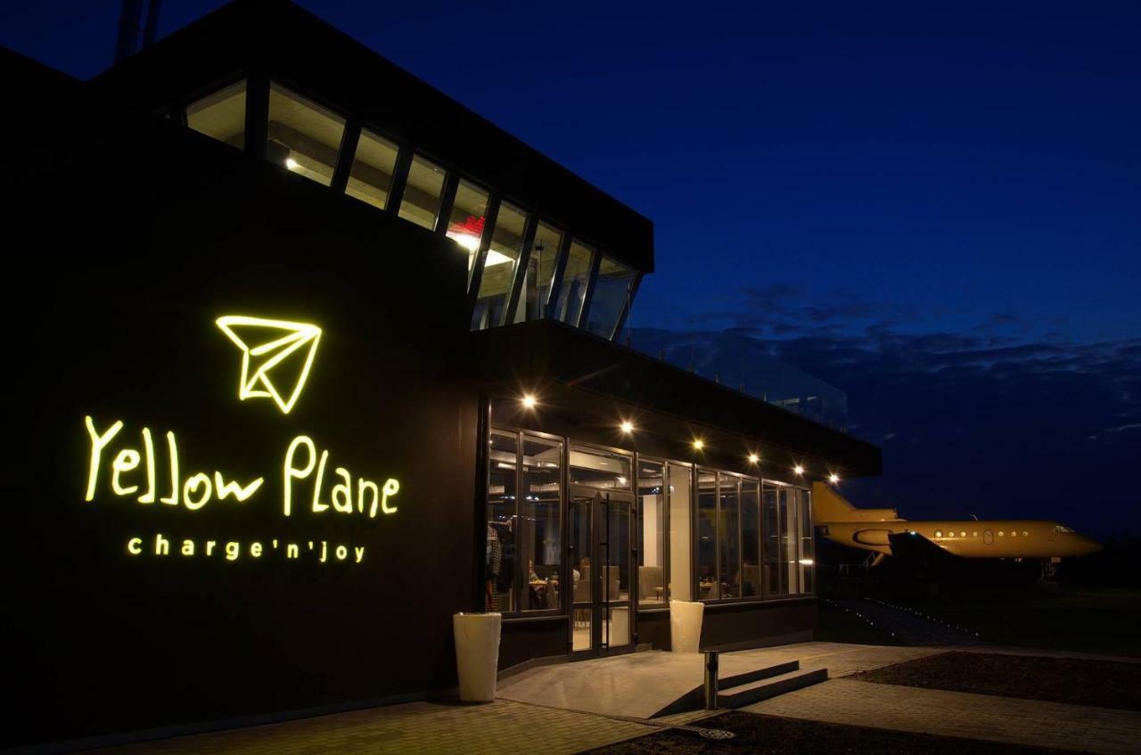 Yellow Plane Yurov Bagian luar foto