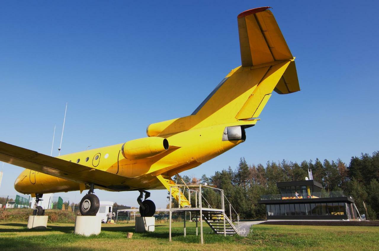 Yellow Plane Yurov Bagian luar foto